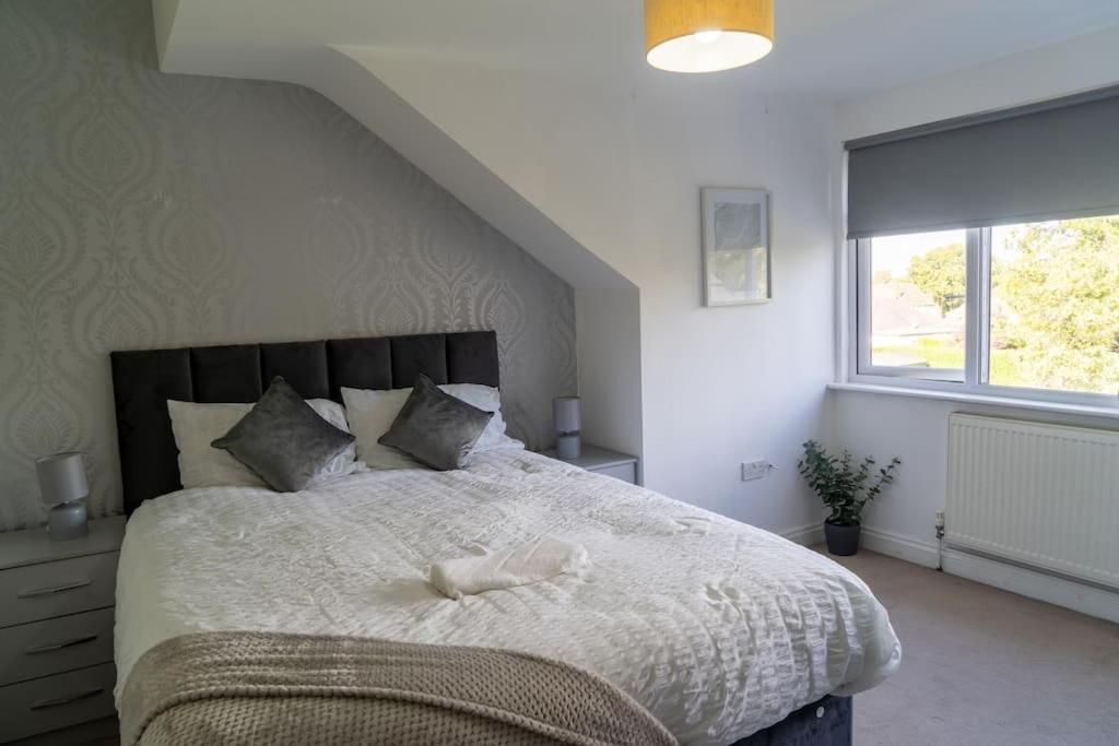 Spacious 15 Guest Home With 9 Beds In Shirley 索利赫尔 外观 照片