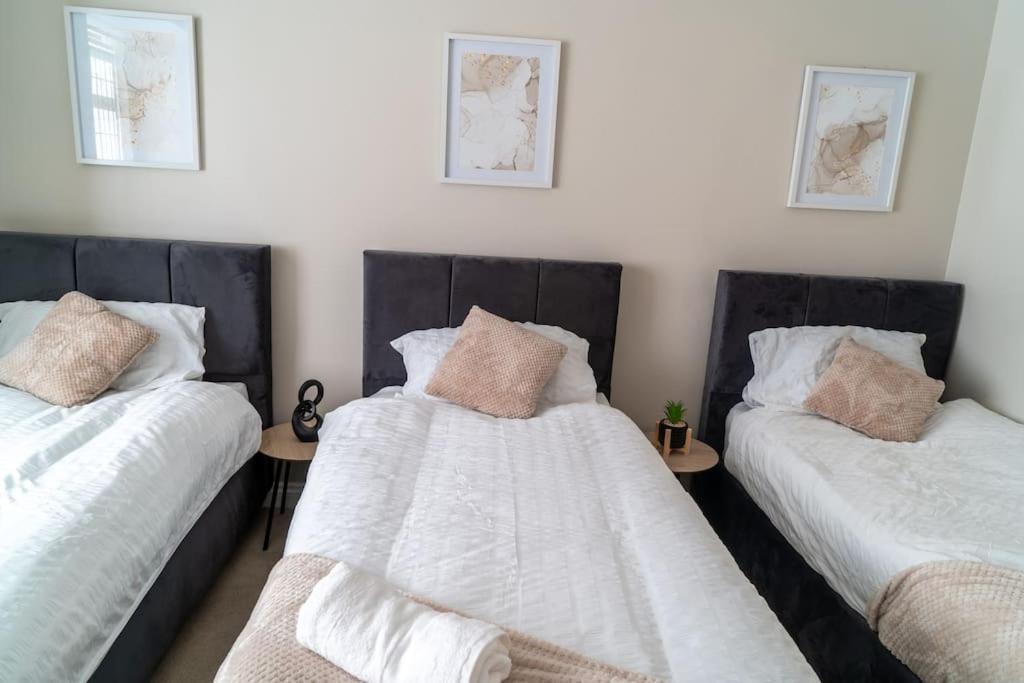 Spacious 15 Guest Home With 9 Beds In Shirley 索利赫尔 外观 照片