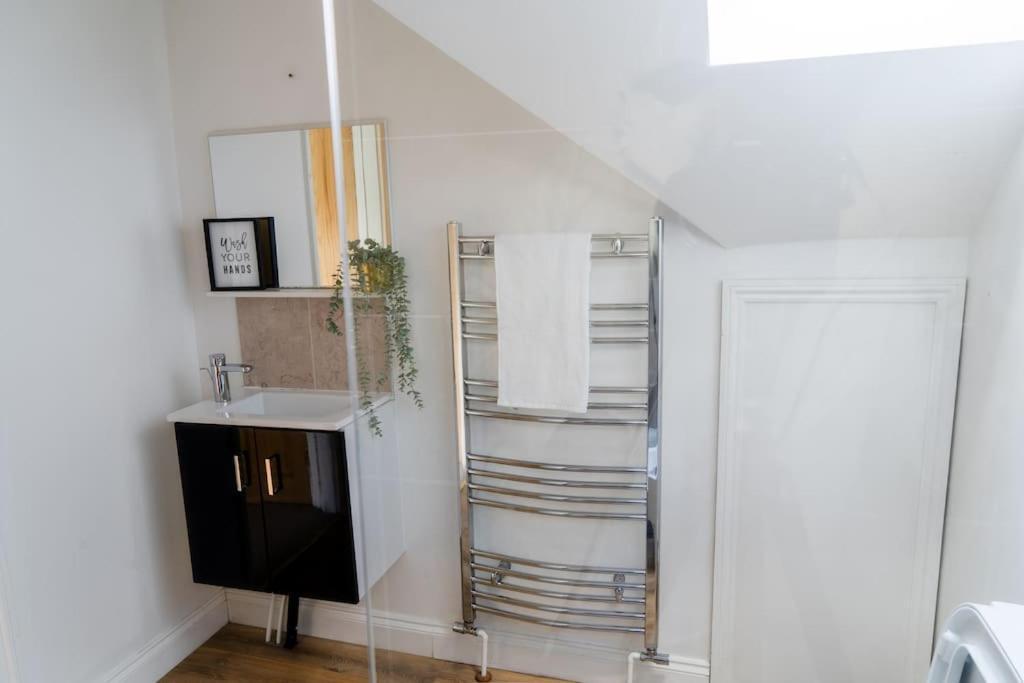Spacious 15 Guest Home With 9 Beds In Shirley 索利赫尔 外观 照片