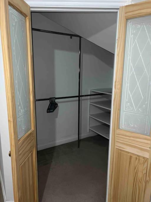 Spacious 15 Guest Home With 9 Beds In Shirley 索利赫尔 外观 照片