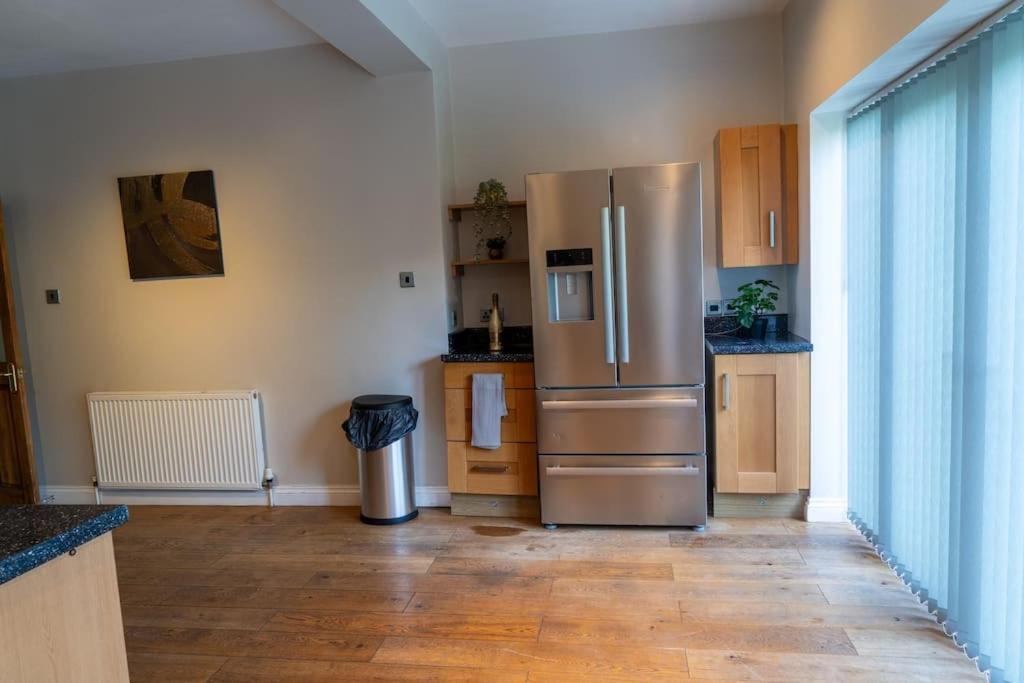 Spacious 15 Guest Home With 9 Beds In Shirley 索利赫尔 外观 照片