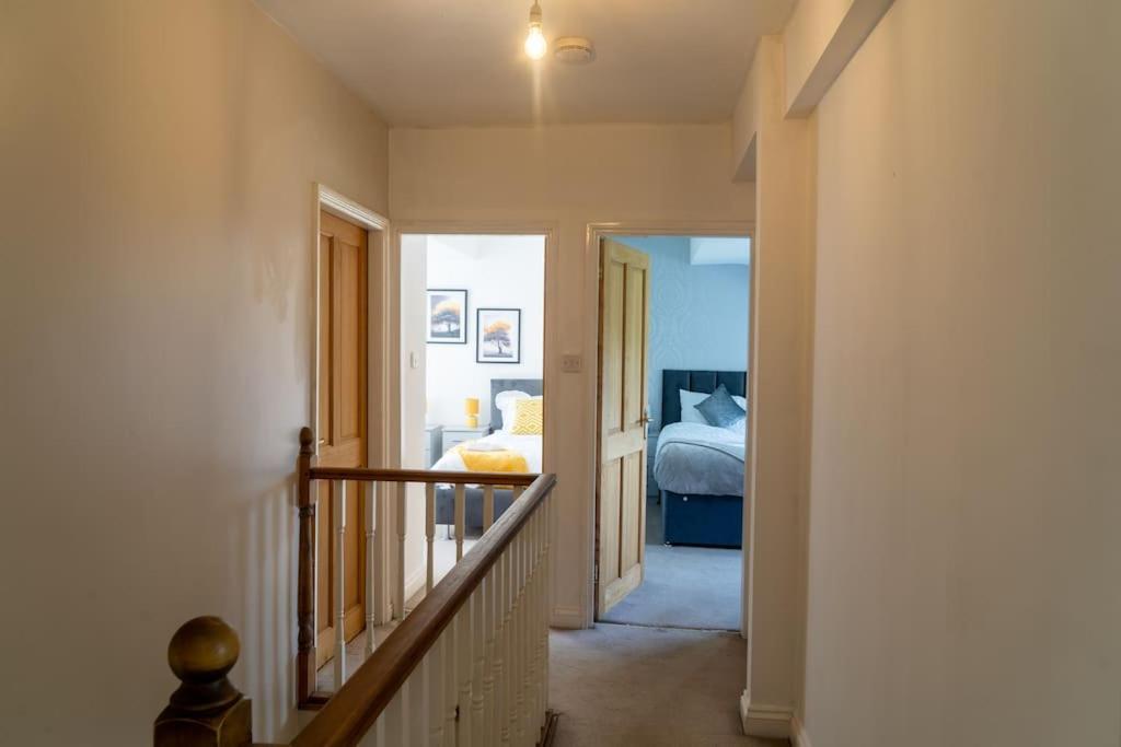 Spacious 15 Guest Home With 9 Beds In Shirley 索利赫尔 外观 照片