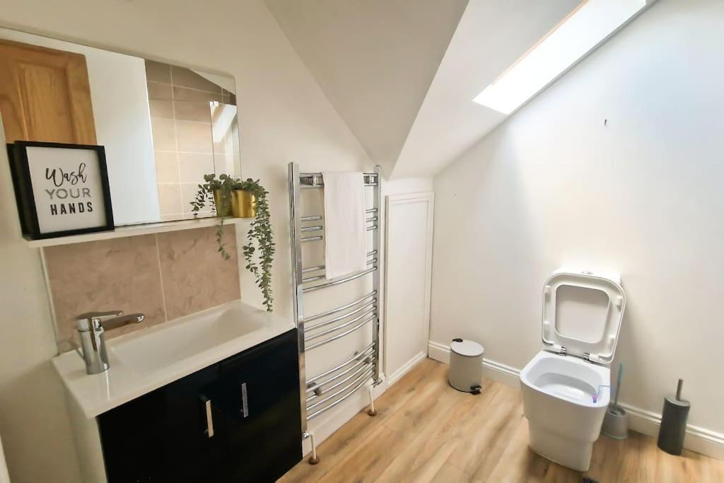 Spacious 15 Guest Home With 9 Beds In Shirley 索利赫尔 外观 照片