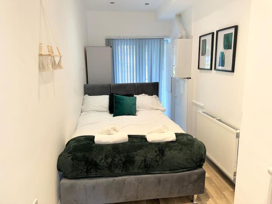 Spacious 15 Guest Home With 9 Beds In Shirley 索利赫尔 外观 照片