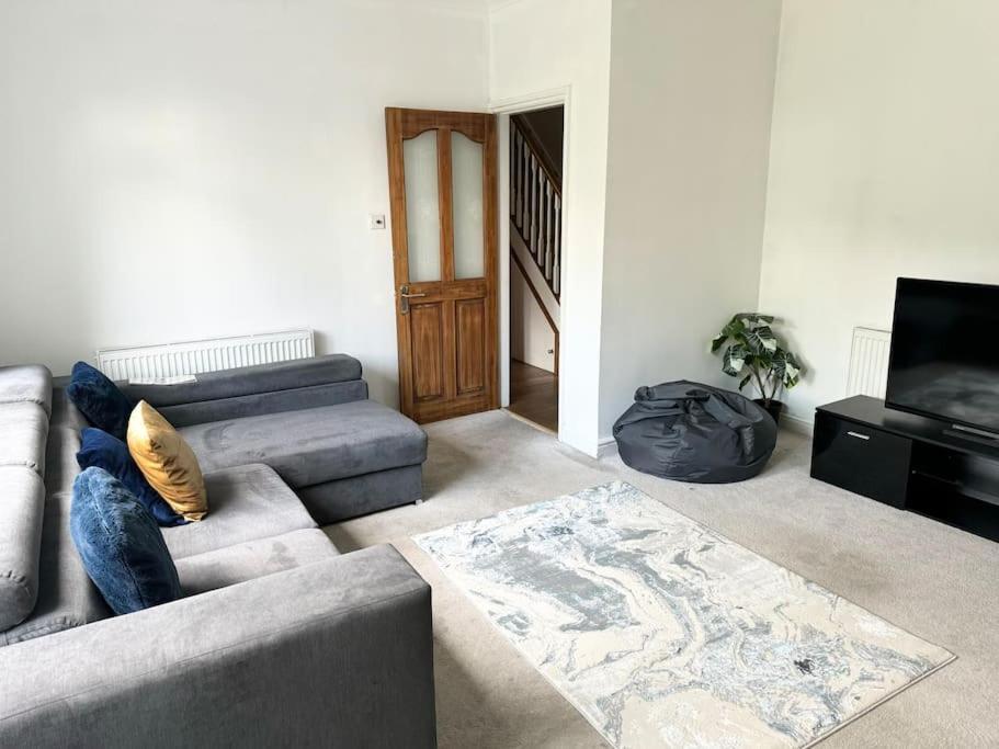 Spacious 15 Guest Home With 9 Beds In Shirley 索利赫尔 外观 照片