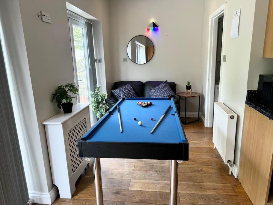 Spacious 15 Guest Home With 9 Beds In Shirley 索利赫尔 外观 照片