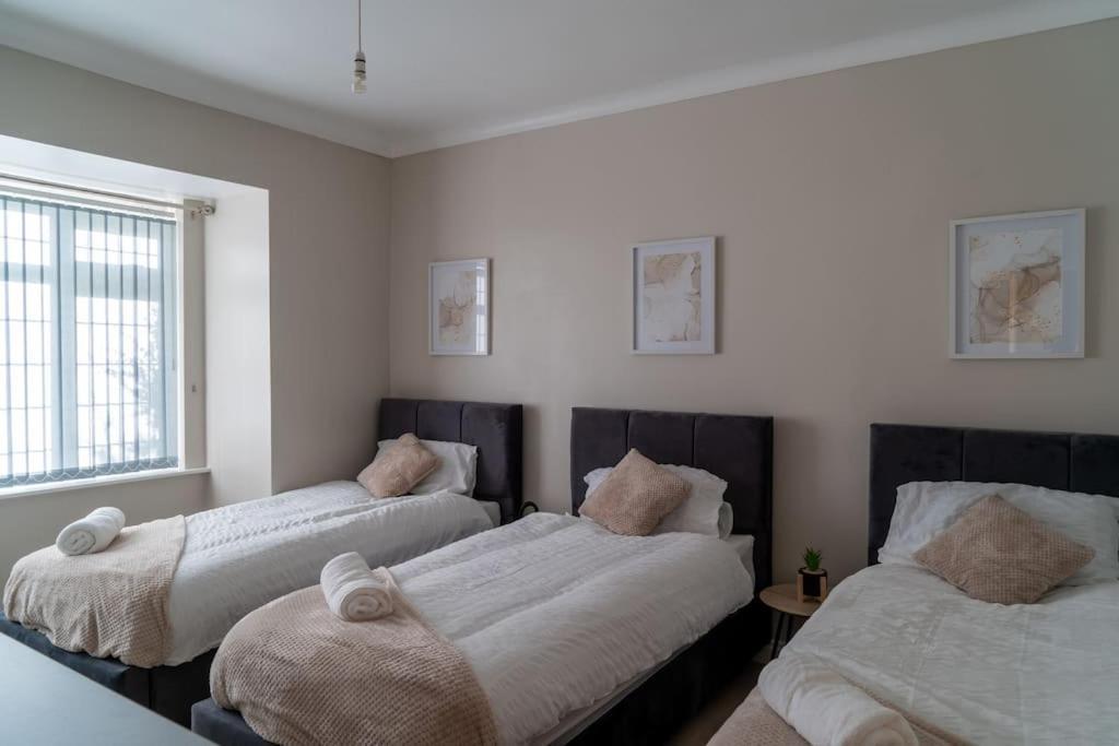 Spacious 15 Guest Home With 9 Beds In Shirley 索利赫尔 外观 照片