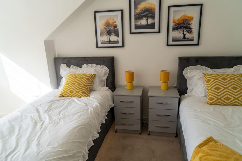Spacious 15 Guest Home With 9 Beds In Shirley 索利赫尔 外观 照片