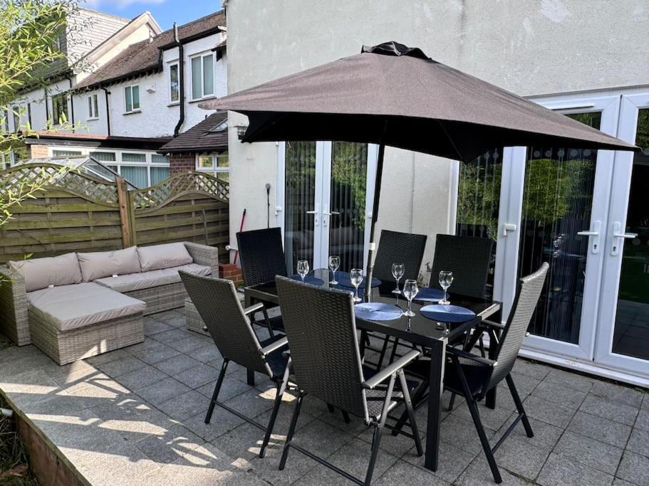 Spacious 15 Guest Home With 9 Beds In Shirley 索利赫尔 外观 照片