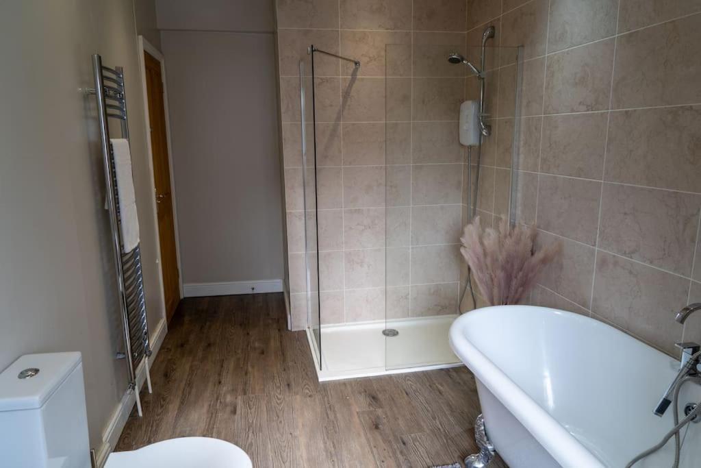 Spacious 15 Guest Home With 9 Beds In Shirley 索利赫尔 外观 照片